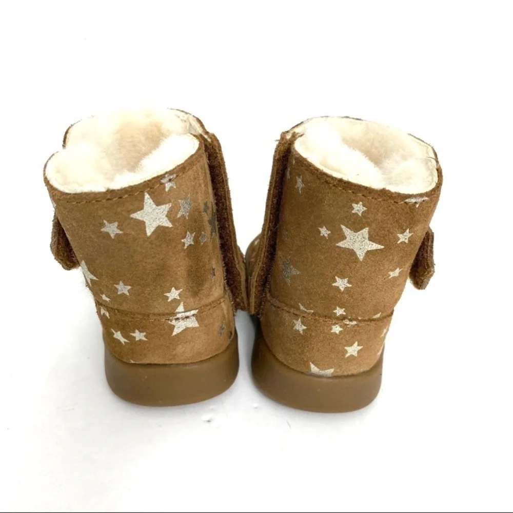 Ugg Unisex-Child Keelan Stars Fashion Fur Boot in Camel Tan